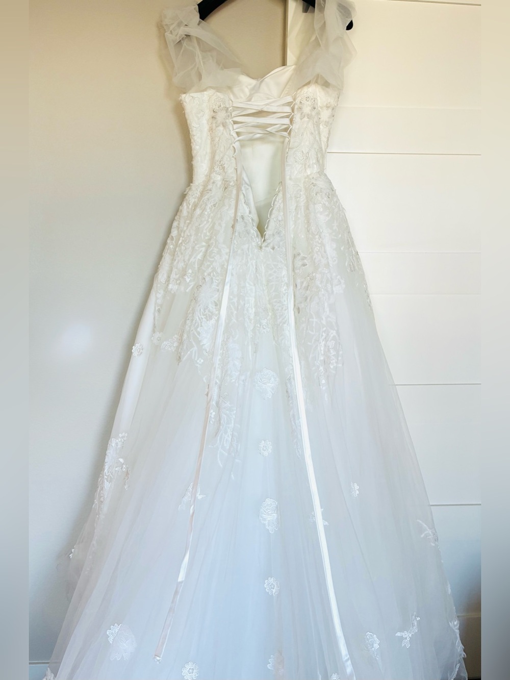 Size M Stunning Lace Wedding Gown - Picture 7 of 16